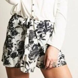 Free People Black White  Wrap Shorts Magnolia Size Large